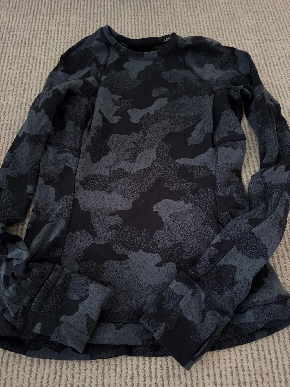 Lululemon size 4 Camo Print Long Sleeve Pullover - Black & Gray
